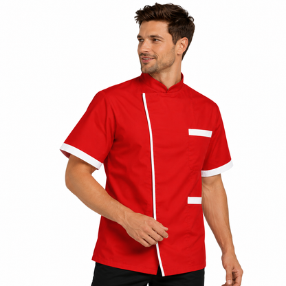 Giacca da chef 78525 rossa con bordi bianchi e maniche corte, indossata di tre quarti.