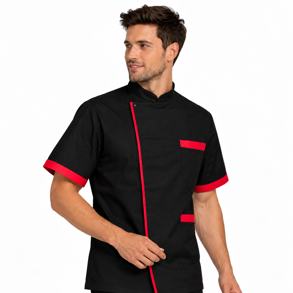 Giacca da chef 78524 nera con bordi rossi e maniche corte, indossata di tre quarti.