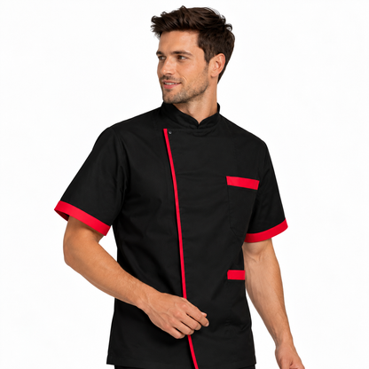 Giacca da chef 78524 nera con bordi rossi e maniche corte, indossata di tre quarti.